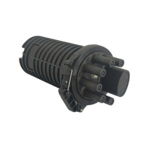 Torpedo de fibra óptica instalado en exterior para proteger empalmes en una red de fibra